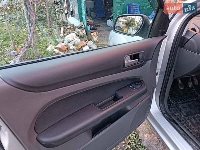 Серый Форд Фокус, объемом двигателя 1.6 л и пробегом 359 тыс. км за 3899 $, фото 1 на Automoto.ua