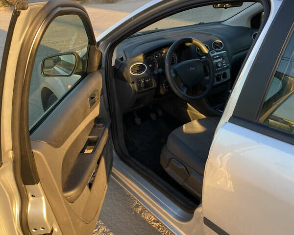 Серый Форд Фокус, объемом двигателя 1.6 л и пробегом 310 тыс. км за 4950 $, фото 7 на Automoto.ua