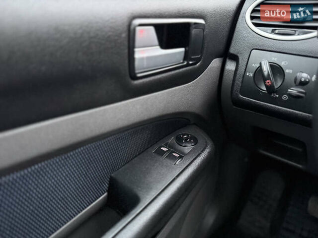 Сірий Форд Фокус, об'ємом двигуна 1.8 л та пробігом 200 тис. км за 4200 $, фото 50 на Automoto.ua