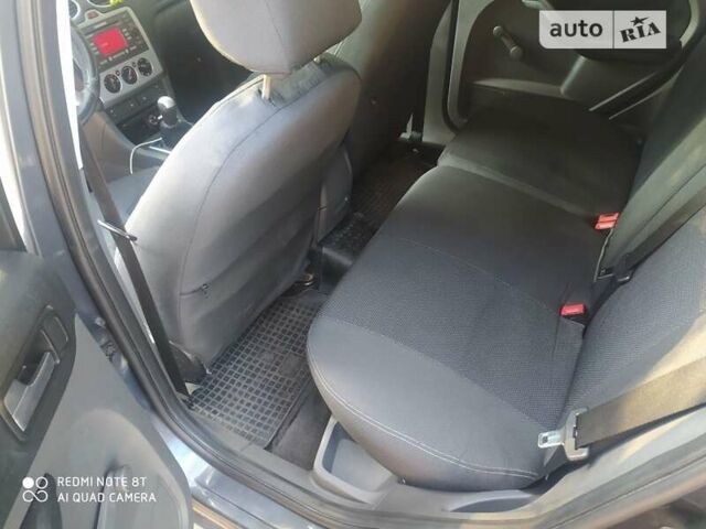 Серый Форд Фокус, объемом двигателя 1.6 л и пробегом 301 тыс. км за 3900 $, фото 4 на Automoto.ua