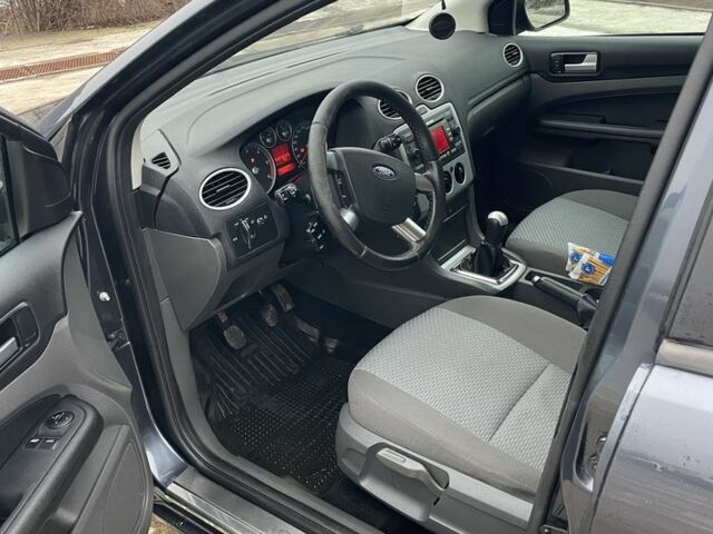 Серый Форд Фокус, объемом двигателя 1.6 л и пробегом 250 тыс. км за 4000 $, фото 6 на Automoto.ua