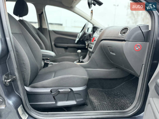 Сірий Форд Фокус, об'ємом двигуна 1.8 л та пробігом 200 тис. км за 4200 $, фото 59 на Automoto.ua