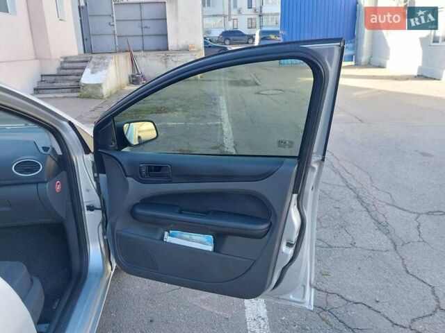 Серый Форд Фокус, объемом двигателя 1.6 л и пробегом 211 тыс. км за 3600 $, фото 12 на Automoto.ua