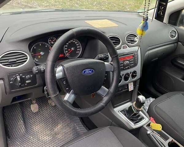 Серый Форд Фокус, объемом двигателя 1.6 л и пробегом 290 тыс. км за 4500 $, фото 6 на Automoto.ua