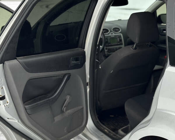 Серый Форд Фокус, объемом двигателя 1.6 л и пробегом 290 тыс. км за 3600 $, фото 7 на Automoto.ua