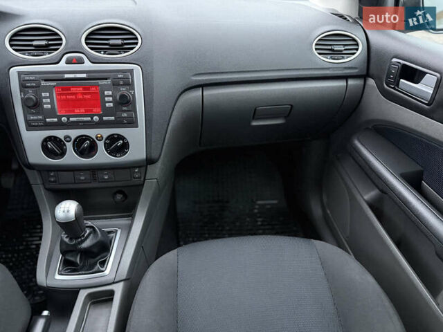 Сірий Форд Фокус, об'ємом двигуна 1.8 л та пробігом 200 тис. км за 4200 $, фото 53 на Automoto.ua