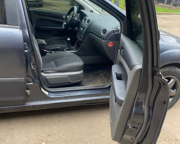 Серый Форд Фокус, объемом двигателя 1.56 л и пробегом 270 тыс. км за 3450 $, фото 12 на Automoto.ua