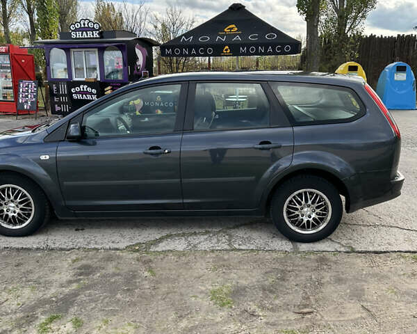 Серый Форд Фокус, объемом двигателя 1.39 л и пробегом 180 тыс. км за 5000 $, фото 2 на Automoto.ua