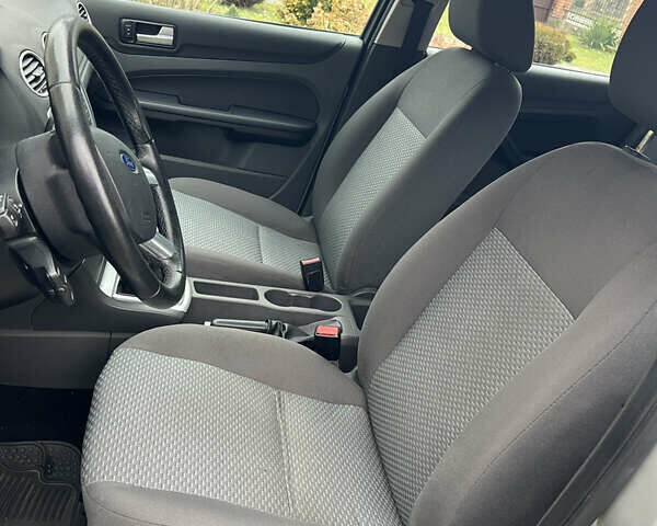 Сірий Форд Фокус, об'ємом двигуна 1.6 л та пробігом 255 тис. км за 4750 $, фото 9 на Automoto.ua