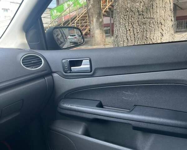 Серый Форд Фокус, объемом двигателя 1.6 л и пробегом 220 тыс. км за 3500 $, фото 10 на Automoto.ua