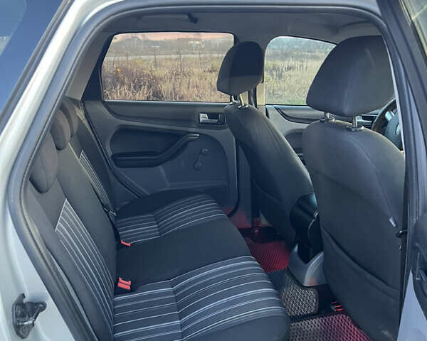 Серый Форд Фокус, объемом двигателя 1.6 л и пробегом 350 тыс. км за 4499 $, фото 8 на Automoto.ua