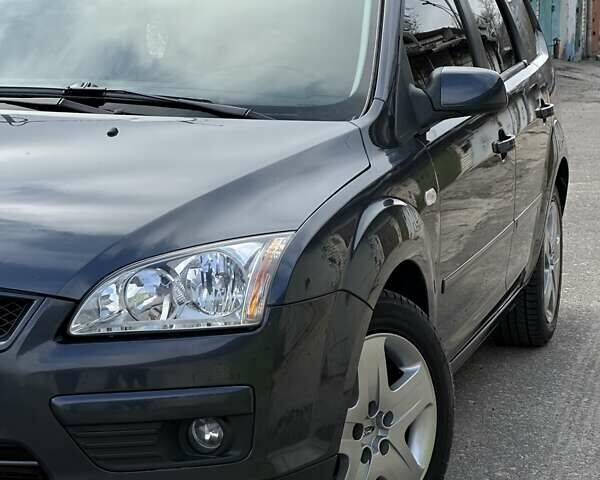 Серый Форд Фокус, объемом двигателя 1.56 л и пробегом 205 тыс. км за 5300 $, фото 7 на Automoto.ua