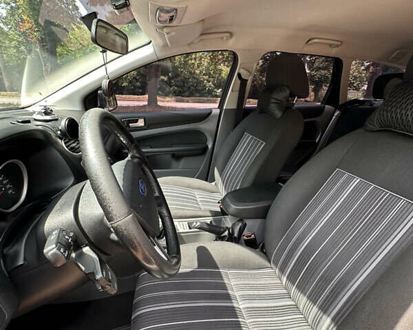 Серый Форд Фокус, объемом двигателя 1.8 л и пробегом 243 тыс. км за 5900 $, фото 3 на Automoto.ua