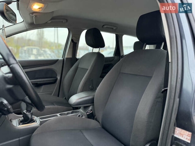 Сірий Форд Фокус, об'ємом двигуна 1.8 л та пробігом 200 тис. км за 4200 $, фото 60 на Automoto.ua