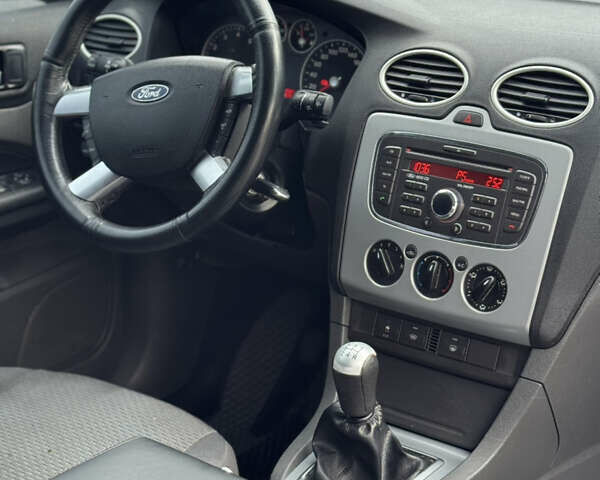 Сірий Форд Фокус, об'ємом двигуна 1.6 л та пробігом 228 тис. км за 4500 $, фото 42 на Automoto.ua