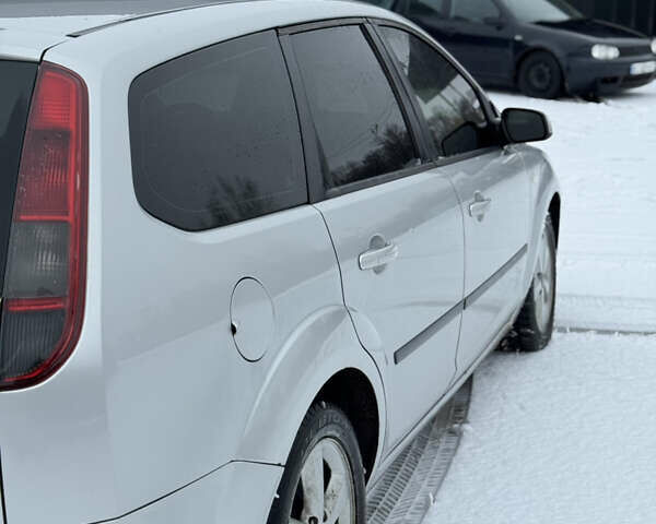 Серый Форд Фокус, объемом двигателя 1.6 л и пробегом 290 тыс. км за 3600 $, фото 4 на Automoto.ua