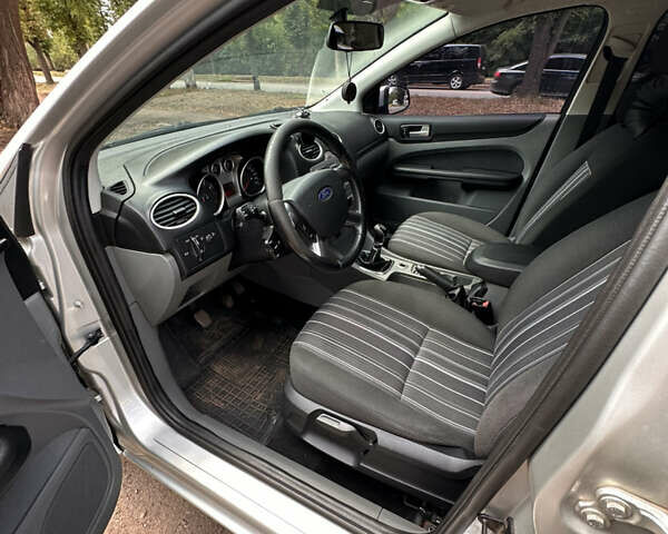 Серый Форд Фокус, объемом двигателя 1.8 л и пробегом 243 тыс. км за 5900 $, фото 4 на Automoto.ua