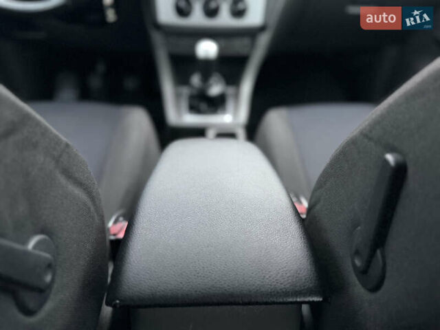 Сірий Форд Фокус, об'ємом двигуна 1.8 л та пробігом 200 тис. км за 4200 $, фото 42 на Automoto.ua