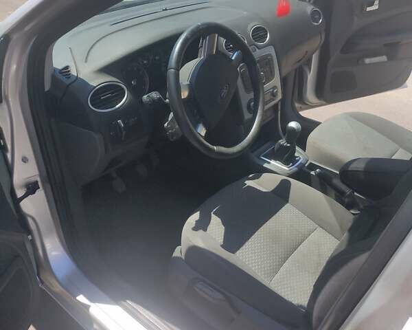 Серый Форд Фокус, объемом двигателя 1.6 л и пробегом 208 тыс. км за 4900 $, фото 3 на Automoto.ua