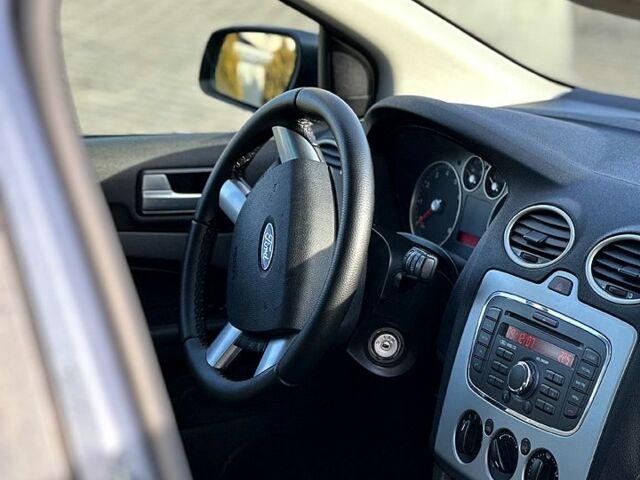 Серый Форд Фокус, объемом двигателя 1.6 л и пробегом 243 тыс. км за 4800 $, фото 10 на Automoto.ua