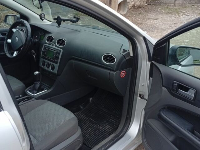 Серый Форд Фокус, объемом двигателя 1.6 л и пробегом 270 тыс. км за 3600 $, фото 7 на Automoto.ua