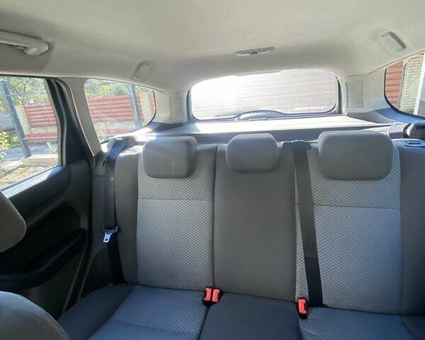 Серый Форд Фокус, объемом двигателя 1.6 л и пробегом 338 тыс. км за 4200 $, фото 2 на Automoto.ua