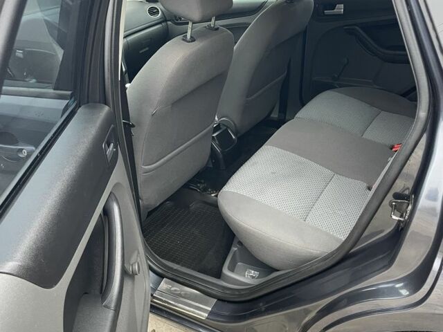 Серый Форд Фокус, объемом двигателя 1.6 л и пробегом 250 тыс. км за 4000 $, фото 7 на Automoto.ua