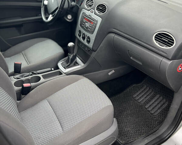 Сірий Форд Фокус, об'ємом двигуна 1.6 л та пробігом 255 тис. км за 4750 $, фото 11 на Automoto.ua