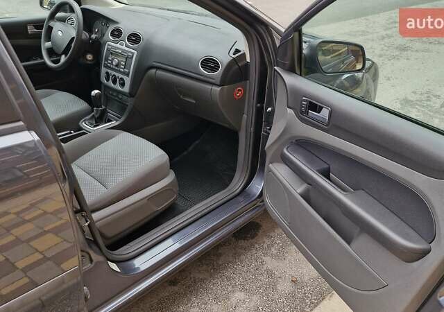 Серый Форд Фокус, объемом двигателя 1.6 л и пробегом 214 тыс. км за 5550 $, фото 64 на Automoto.ua