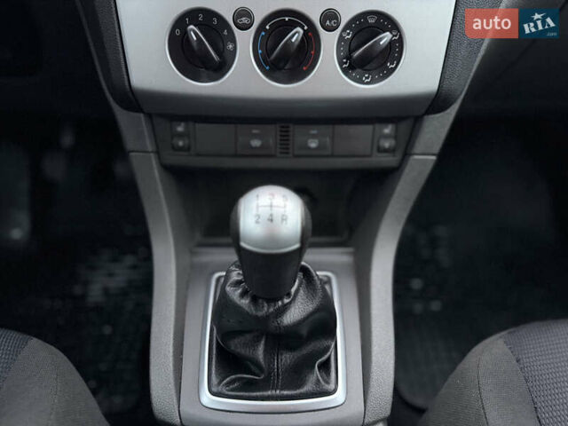 Сірий Форд Фокус, об'ємом двигуна 1.8 л та пробігом 200 тис. км за 4200 $, фото 44 на Automoto.ua
