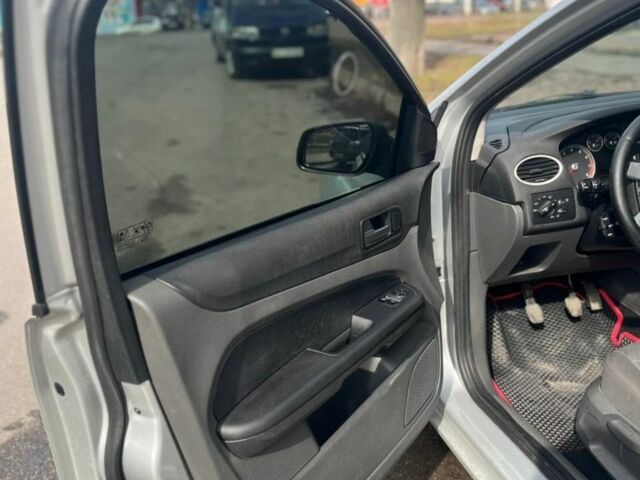 Серый Форд Фокус, объемом двигателя 1.6 л и пробегом 220 тыс. км за 4500 $, фото 6 на Automoto.ua