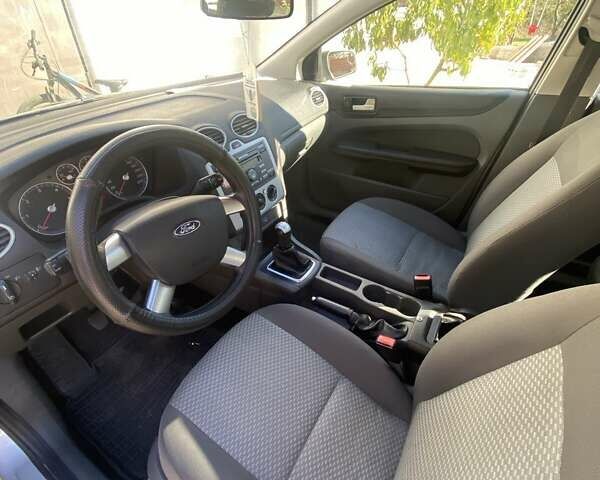 Серый Форд Фокус, объемом двигателя 1.6 л и пробегом 338 тыс. км за 4200 $, фото 3 на Automoto.ua