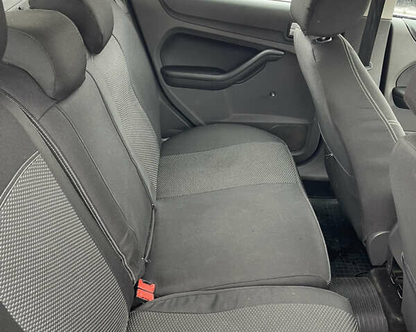 Серый Форд Фокус, объемом двигателя 1.6 л и пробегом 327 тыс. км за 3950 $, фото 17 на Automoto.ua