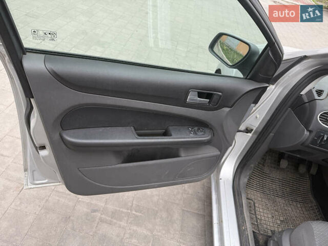 Серый Форд Фокус, объемом двигателя 1.6 л и пробегом 270 тыс. км за 3500 $, фото 6 на Automoto.ua