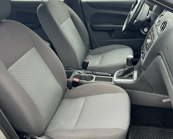 Сірий Форд Фокус, об'ємом двигуна 1.6 л та пробігом 255 тис. км за 4750 $, фото 10 на Automoto.ua