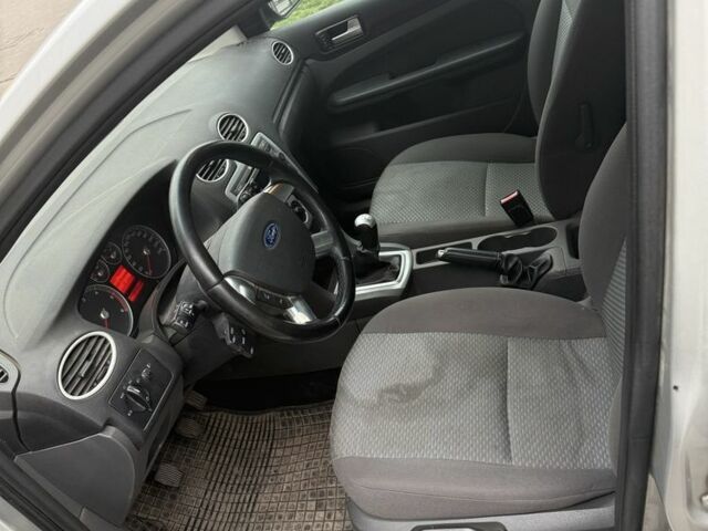 Серый Форд Фокус, объемом двигателя 1.6 л и пробегом 270 тыс. км за 3500 $, фото 7 на Automoto.ua