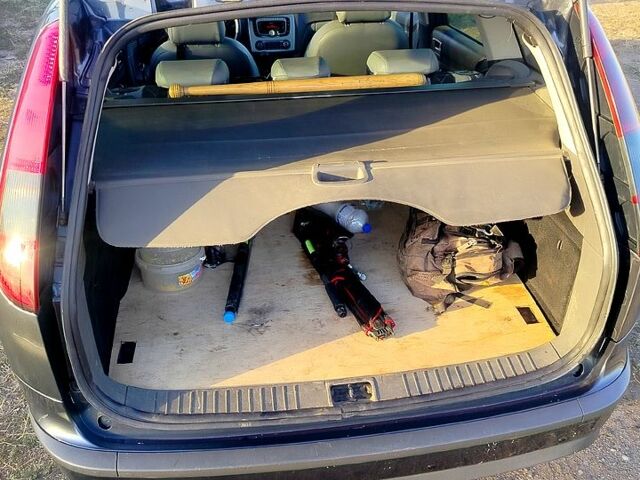 Серый Форд Фокус, объемом двигателя 1.6 л и пробегом 286 тыс. км за 3750 $, фото 4 на Automoto.ua