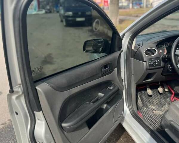 Серый Форд Фокус, объемом двигателя 1.6 л и пробегом 220 тыс. км за 3500 $, фото 3 на Automoto.ua