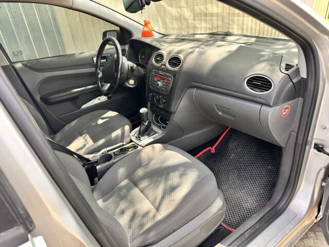 Серый Форд Фокус, объемом двигателя 1.6 л и пробегом 220 тыс. км за 4500 $, фото 2 на Automoto.ua