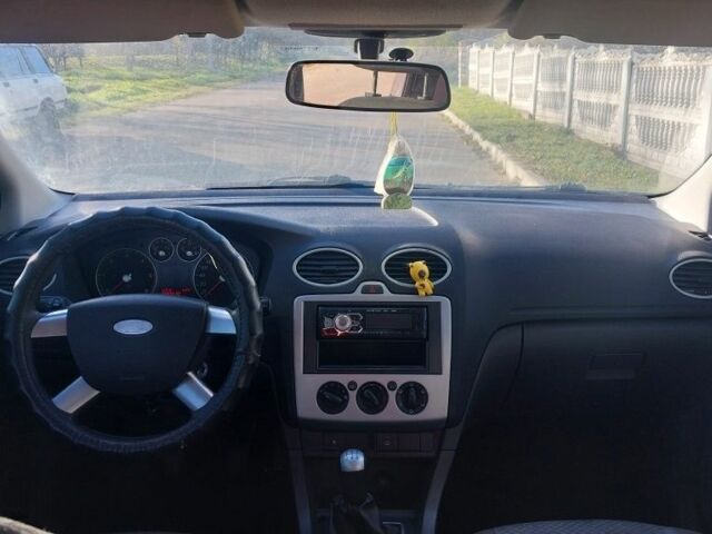 Серый Форд Фокус, объемом двигателя 1.6 л и пробегом 300 тыс. км за 2999 $, фото 6 на Automoto.ua