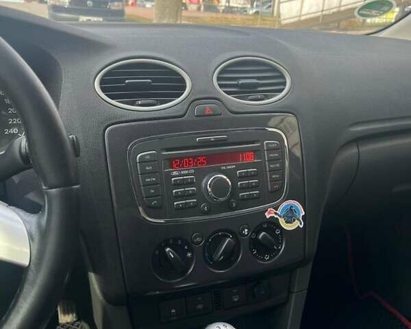 Серый Форд Фокус, объемом двигателя 1.6 л и пробегом 220 тыс. км за 3500 $, фото 9 на Automoto.ua