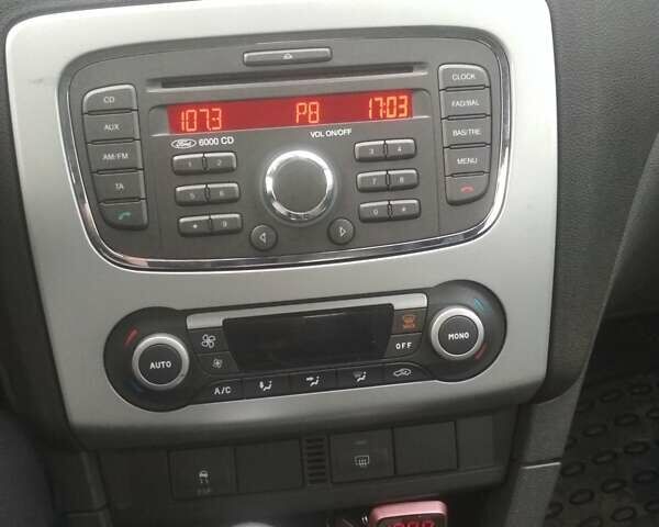 Серый Форд Фокус, объемом двигателя 1.6 л и пробегом 249 тыс. км за 5400 $, фото 6 на Automoto.ua