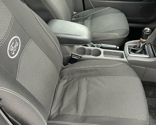 Серый Форд Фокус, объемом двигателя 1.6 л и пробегом 327 тыс. км за 3950 $, фото 21 на Automoto.ua