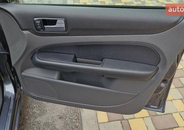 Серый Форд Фокус, объемом двигателя 1.6 л и пробегом 214 тыс. км за 5550 $, фото 56 на Automoto.ua