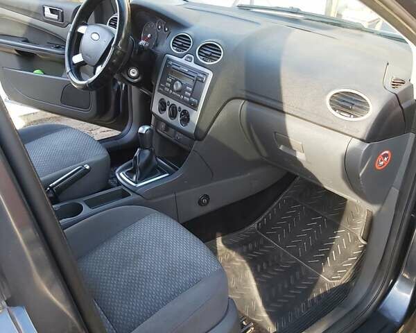 Сірий Форд Фокус, об'ємом двигуна 1.6 л та пробігом 238 тис. км за 5500 $, фото 4 на Automoto.ua
