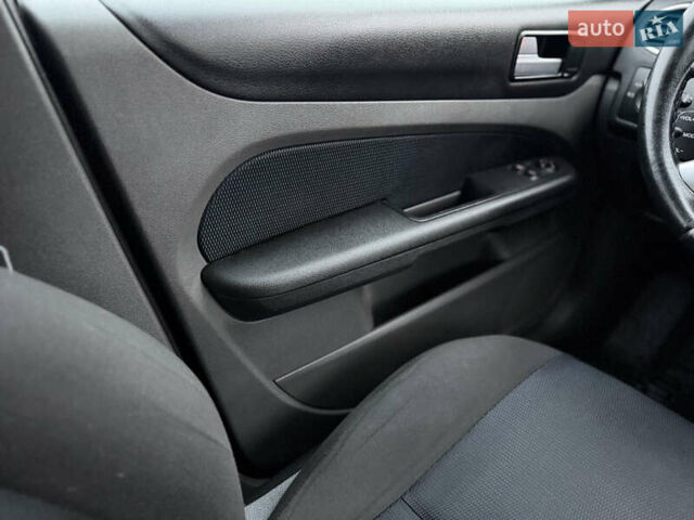 Сірий Форд Фокус, об'ємом двигуна 1.8 л та пробігом 200 тис. км за 4200 $, фото 49 на Automoto.ua