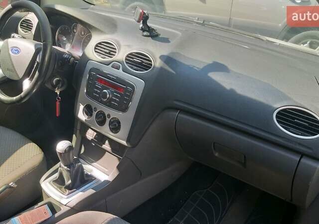 Сірий Форд Фокус, об'ємом двигуна 1.6 л та пробігом 256 тис. км за 4500 $, фото 2 на Automoto.ua