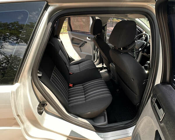 Серый Форд Фокус, объемом двигателя 1.8 л и пробегом 243 тыс. км за 5900 $, фото 7 на Automoto.ua