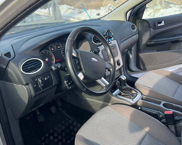 Серый Форд Фокус, объемом двигателя 1.6 л и пробегом 231 тыс. км за 5200 $, фото 13 на Automoto.ua