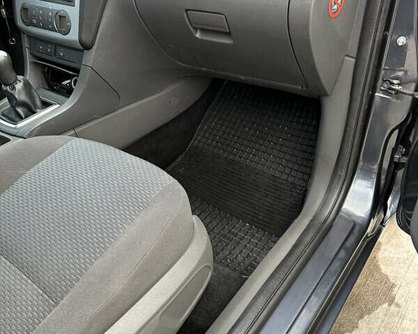 Серый Форд Фокус, объемом двигателя 1.39 л и пробегом 180 тыс. км за 5000 $, фото 23 на Automoto.ua